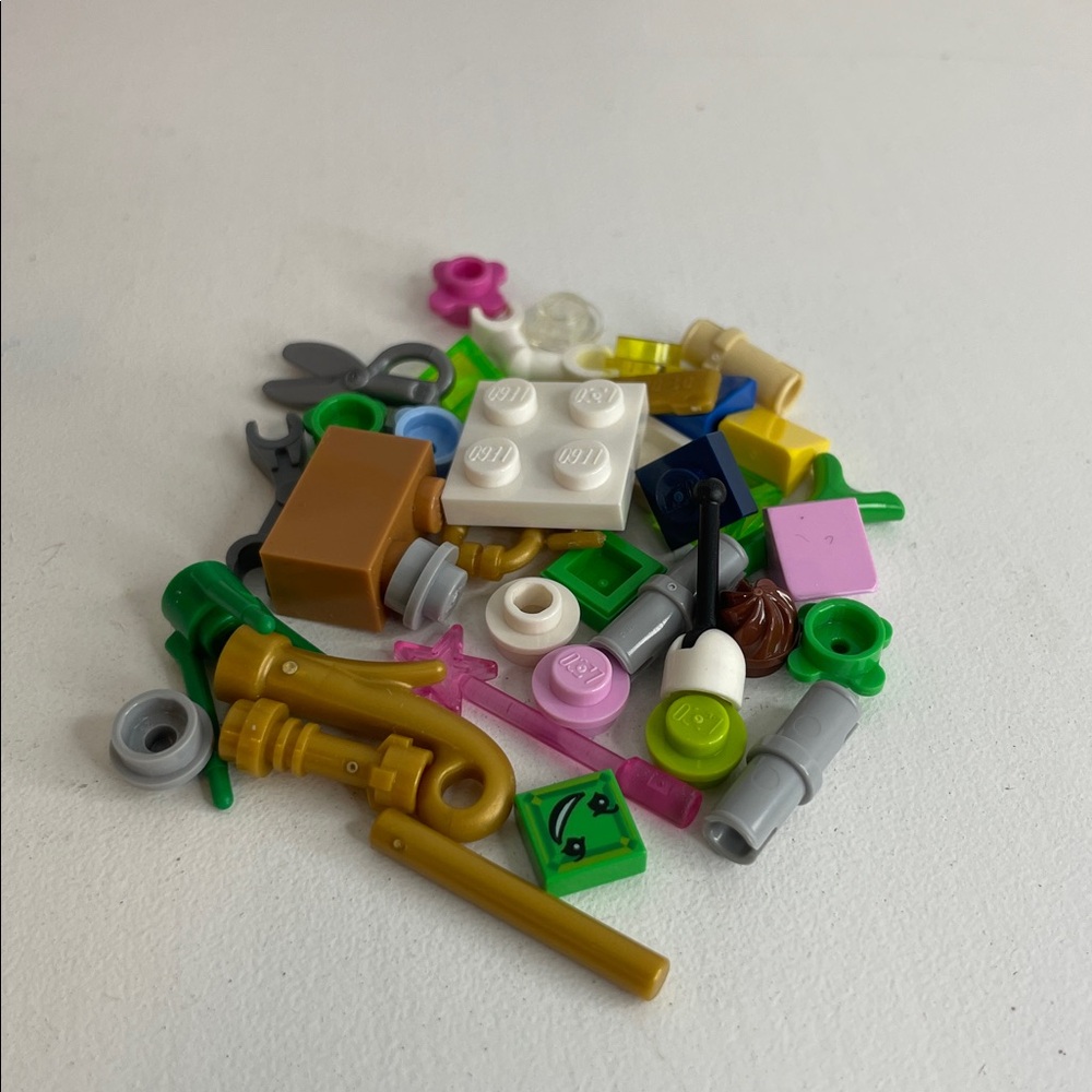 Lego Super Hero Girls Cafe Escape Playset  41231 - Picture 8 of 10
